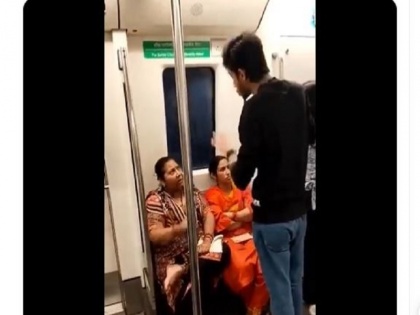 Video: 'If there is so much fire then go to the house', seeing the antics of the couple in the Delhi Metro, the angry aunt said | Video: 'इतनी आग लग रही है तो घर में जाकर करो', दिल्ली मेट्रो में कपल की हरकतों को देख गुस्साई आंटी बोली
