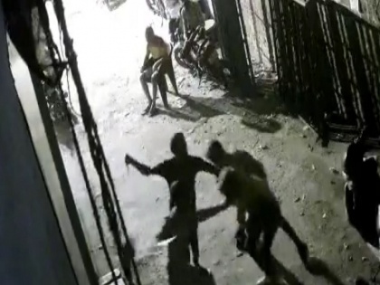 Delhi crime news Sunder Nagri 25 yr-old brutally stabbed to death, cctv footage goes viral | दिल्ली के सुंदर नगरी में 25 साल के युवक की चाकू गोदकर हत्या, देखते रहे लोग, सीसीटीवी में कैद हुई वारदात