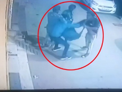 Man stabbed to death for resisting robbery attempt in South West Delhi CCTV footage video | दिल्ली में लूटपाट का विरोध करना पड़ा महंगा, शख्स की चाकू मारकर कर हत्या, सामने आया 'लाइव मर्डर' वीडियो