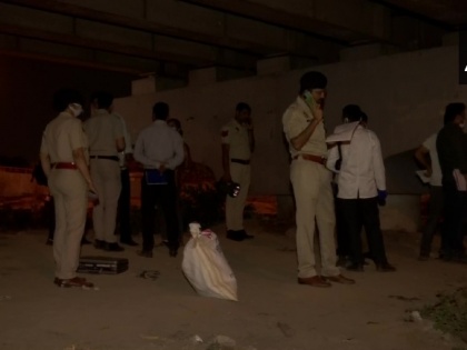 Delhi foreign Woman dead body found in underpass in Geeta Colony area | दिल्ली: फ्लाईओवर के नीचे सड़ी-गली हालत में मिला महिला की लाश, इलाके में मची सनसनी