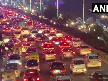 New Year 2023 Traffic congestion near Delhi Akshardham temple first day noida gurugram see pics video | New Year 2023: नए साल शाम दिल्ली-एनसीआर में जाम, जूझे लोग, लोगों ने सोशल मीडिया पर गुस्से का किया इजहार, देखें वीडियो