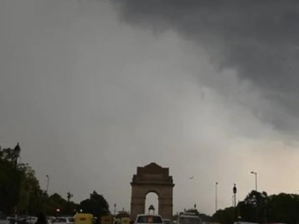 Delhi-NCR Weather Rain with strong wind relief people change in weather watch video | Delhi-NCR Weather: दिल्ली-एनसीआर में तेज हवा के साथ बारिश, मौसम में बदलाव से लोगों को राहत, देखें वीडियो