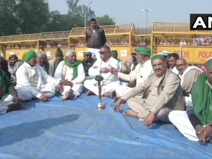 Farmers' Demonstration: Security arrangements and tightening at Delhi borders, affected the yatra | किसानों का प्रदर्शनः दिल्ली की सीमाओं पर सुरक्षा बंदोबस्त और कड़े किेए गए, याताायात प्रभावित