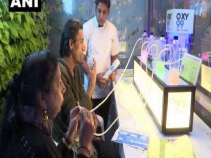 Delhi saket oxygen Bar opens to provides fresh oxygenated air at different rates | दिल्ली में प्रदूषण के बीच खुल गया 'ऑक्सीजन बार', इतने पैसे देकर सात फ्लेवर्स में ले सकते हैं साफ हवा
