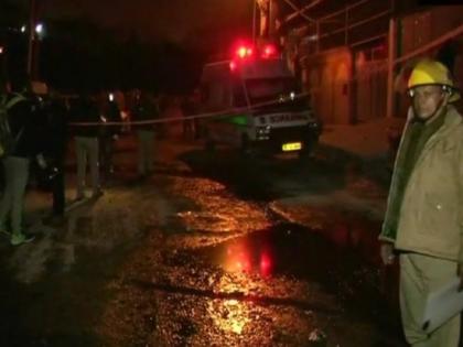 Fire broke out Plastic Godwon in Delhi Banana Industrial area | दिल्लीः प्लास्टिक फैक्ट्री में आग लगने से 17 की मौत, सीएम ने किया 5 लाख रुपये के मुआवजे का ऐलान Fire broke out Plastic Godwon in Delhi Banana Industrial area | दिल्लीः प्लास्टिक फैक्ट्री में आग लगने से 17 की मौत, सीएम ने किया 5 लाख रुपये के मुआवजे का ऐलान