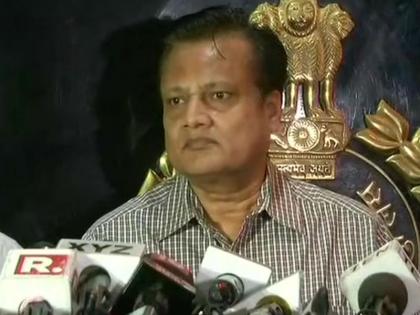 Delhi Police Joint CP Crime Branch briefs the media on CBSE Paper Leak case | CBSE पेपर लीक मामला: दिल्ली पुलिस ने प्रेस कॉन्‍फ्रेस कर बताया आरोपी ने कैसे किया था 12वीं का पेपर आउट