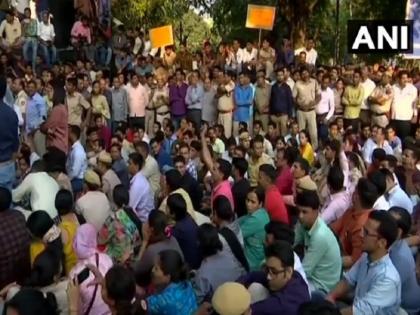 Delhi Police vs Lawyers govt says the order for action against lawyers should not apply to subsequent events | वकीलों के खिलाफ दंडात्मक कार्रवाई का आदेश बाद की घटनाओं पर लागू नहीं होना चाहिए: केंद्र