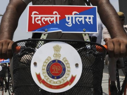 Delhi Police suspends three personnel for extortion | दिल्ली: कार की चाबी छीन तलाशी ली, उगाही करने के आरोप में तीन पुलिसकर्मी निलंबित