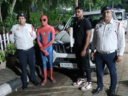 Spider-Man fined in Delhi man Performs Dangerous Stunt by Sitting on Moving Car’s Bonnet in Dwarka Police caught | दिल्ली में स्पाइडर मैन पर लगा जुर्माना, कार पर स्टंट करना पड़ा भारी; पुलिस ने पकड़ा