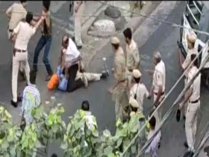 Fight Between Delhi Cops And auto Driver viral some people with delhi police | पुलिस ने ऑटो ड्राइवर को पीटा, दो गुटों में बंटा सोशल मीडिया, कुछ पुलिस के बचाव में तो कइयों का फूटा गुस्सा