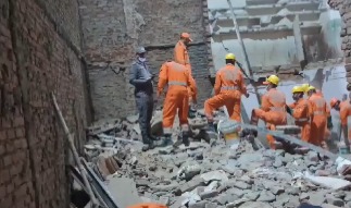 North-East Delhi building collapse 2 Killed, 1 Critical Two-Storey 'Old' Construction Falls 2-16 pm watch video | North-East Delhi building collapse: इमारत ढहने से जींस कारखाने के दो कर्मचारियों की मौत, एक घायल, देर रात 2.16 बजे दो मंजिला इमारत गिरी, देखें वीडियो