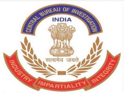 Delhi Police head constable arrested by CBI for taking bribe seen running after raid | क्राइम: रिश्वत लेते हुए दिल्ली पुलिस के हेड कांस्टेबल को सीबीआई ने किया गिरफ्तार, रेड के बाद भागता दिखा पुलिसवाला