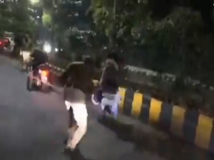 JNU VIOLENCE Delhi Police beat up JNU students in rally social media claim | दावा: दिल्ली पुलिस ने मार्च के दौरान JNU छात्रा पर जमकर बरसाई लाठियां, यूजर्स बोले- 'शर्म करो, ये महानता नहीं है', देखें वीडियो