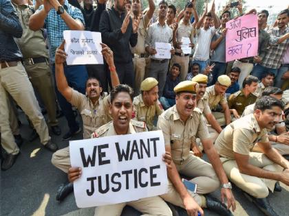 Delhi Police Commissioner Amulya Patnaik meeting with LG Anil Baijal on Police lawyers clash | पुलिस-वकील झड़प: दिल्ली पुलिस कमिश्नर की LG के साथ बैठक, हजारों पुलिसकर्मियों ने किया था विरोध प्रदर्शन Delhi Police Commissioner Amulya Patnaik meeting with LG Anil Baijal on Police lawyers clash | पुलिस-वकील झड़प: दिल्ली पुलिस कमिश्नर की LG के साथ बैठक, हजारों पुलिसकर्मियों ने किया था विरोध प्रदर्शन