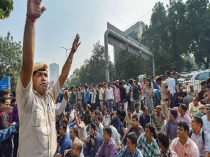 Supreme Court lawyer sends legal notice to Delhi Police Commissioner for not taking action against protest | SC वकील ने दिल्ली पुलिस कमिश्नर को भेजा कानूनी नोटिस, कहा, 'प्रदर्शनकारी पुलिसकर्मियों पर करें कार्रवाई, वर्ना जाएंगे कोर्ट'