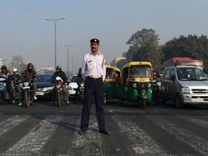 Challan for Delhi Police constable to run car without insurance and PUC, CAR glass also black | यातायात सिग्नल के पास CAR खड़ी की, शीशे भी काले, दिल्ली पुलिस के कांस्टेबल का बिना बीमा और पीयूसी के कार चलाने पर चालान