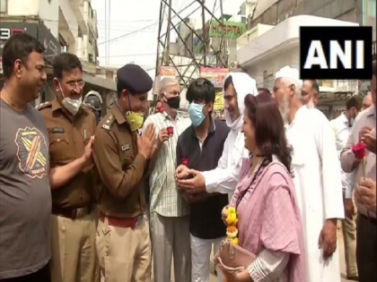 After Shaheen Bagh Empty delhi police trend on twitter people give DCP rose to thanks see reaction | शाहीन बाग को खाली करवा दिल्ली पुलिस सोशल मीडिया पर छाई, DCP को गुलाब फूल और प्रदर्शनकारियों के लिए नसीहत, देखें प्रतिक्रिया