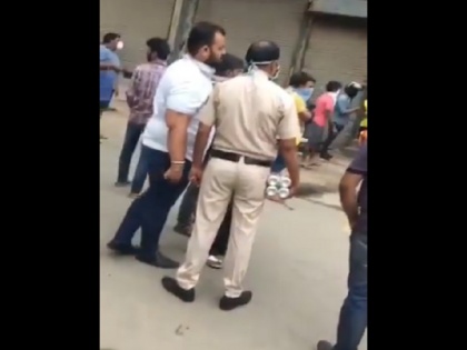 delhi police constable suspended After video goes viral for selling liquor | दिल्ली में ठेके के बाहर पैसे लेकर शराब बेचता दिखा पुलिसकर्मी, वीडियो वायरल होने के बाद हुआ सस्पेंड
