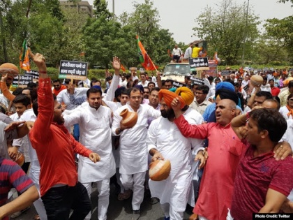 Delhi: BJP leaders did the demolition protest, including rebel leader Kapil Mishra | दिल्ली: BJP नेताओं ने किया मटका फोड़ प्रदर्शन, आप के बागी नेता कपिल मिश्रा भी हुए शामिल