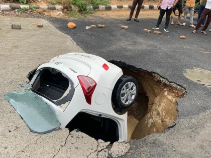 car gets stuck after a portion of a road caved in Dwarka's Sector 18 due to incessant rain see video | और देखते ही देखते सड़क पर चल रही कार जमीन में समा गई, देखें वीडियो