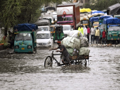 Delhi Rain Heavy rain lashes Delhi-NCR brings sweltering heat disrupts traffic Seven flights affected 40 flights delayed trees power and internet see video | Delhi Rain: भारी बारिश से सात उड़ान प्रभावित, 40 उड़ानें विलंब, कई इलाकों में पेड़ उखड़े और बिजली और इंटरनेट के केबल टूटे,  जलजमाव के कारण सड़कों पर वाहन की लंबी कतारें