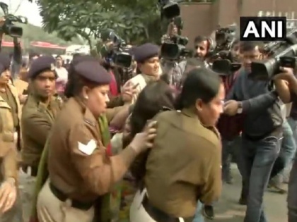 Delhi woman protesting against Unnao rape case, threw petrol on her 6 year old daughter, outside Safadrjung hospital | उन्नाव की रेप पीड़िता की मौत पर उबाल, सफदरजंग अस्पताल के बाहर महिला ने 6 साल की बेटी पर छिड़का पेट्रोल
