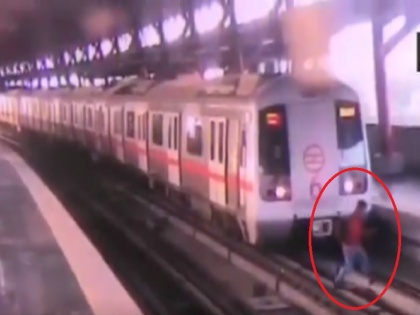 Delhi metro shastri nagar man crossing the track when train moved viral video | वीडियो: नौजवान ने मेट्रो स्टेशन पर की जानलेवा हरकत, ऐन वक्त पर ड्राइवर ने ऐसे बचा ली जान