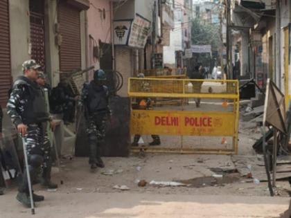 Delhi violence: Remove nameplate and hoarding board to avoid danger | अब भी खौफ में है दिल्ली, खतरे से बचने के लिए लोगों ने घर और दूकान के सामने से हटाए नेमप्लेट और होर्डिंग बोर्ड