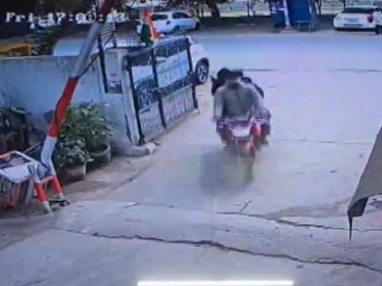 Delhi Criminals fired 20 rounds in Rohini targeting businessman CCTV footage of attack goes viral | Delhi News: दिन दहाड़े रोहिणी में बदमाशों ने की 20 राउंड फायरिंग, कारोबारी को बनाया निशाना; हमले के समय का CCTV वायरल Delhi Criminals fired 20 rounds in Rohini targeting businessman CCTV footage of attack goes viral | Delhi News: दिन दहाड़े रोहिणी में बदमाशों ने की 20 राउंड फायरिंग, कारोबारी को बनाया निशाना; हमले के समय का CCTV वायरल