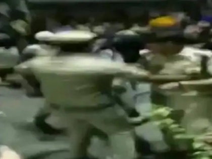 Delhi Police ACP beaten by enraged protesters following police assault on auto driver, Case goes to crime branch | दिल्ली: ऑटो वाले की पुलिस के द्वारा पिटाई के बाद गुस्साये लोगों ने थाने में जाकर ACP को पीटा, क्राइम ब्रांच को सौंपा गया केस