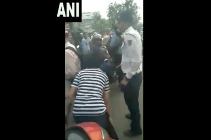 Delhi's Mayapuri woman misbehaved manhandled a delhi traffic police | जब नशे में महिला ने दिल्ली के ट्रैफिक पुलिस के साथ की मारपीट, देखें वीडियो
