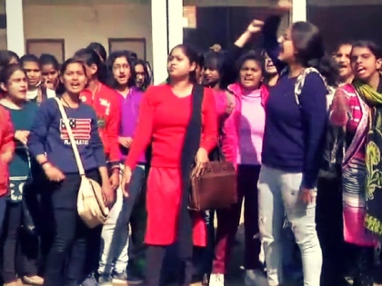 Delhi University Professor Allegedly Harrased Students, Girls Protestes en masse | दिल्ली यूनिवर्सिटी: प्रोफेसर छात्रा को भेजता था अश्लील मैसेज, लड़कियों की माँग- प्रशासन करे कार्रवाई