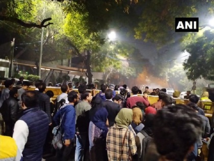protest outside kejriwal s residence over delhi violence | दिल्ली हिंसा: प्रदर्शनकारियों ने घेरा सीएम अरविंद केजरीवाल का घर, उपद्रव के जिम्मेदारों पर कार्रवाई की मांग