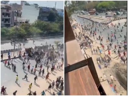 delhi violence new video viral mob attacking cops | दिल्ली हिंसा का एक और VIDEO वायरल, 4 फीट ऊंची रेलिंग फांदकर एसीपी ने बचाई थी जान, भीड़ ने किया था पुलिस टीम पर हमला