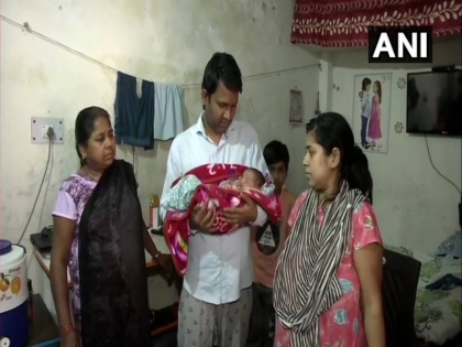 Delhi Police helped pregnant woman to reach hospital during coronavirus lockdown | लॉकडाउन के बीच फरिश्ता बनी दिल्ली पुलिस, सही समय पर प्रेग्नेंट महिला को पहुंचाया अस्पताल, मां बनने के बाद बोली- थैंक्यू