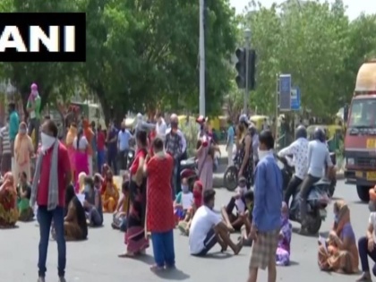during corona lockdown in Delhi Dwarka Sector 2 peopleTroubled by water shortage they came out for protest | दिल्ली के द्वारका सेक्टर-2 में पानी की किल्लत से परेशान लोग, प्रशासन के विरोध कर रहे हैं प्रदर्शन