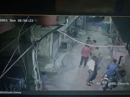 delhi 18-year-old brutally murdered in South Delhi CCTV footage of the murder went viral on social media see | दक्षिणी दिल्ली में 18 वर्षीय मासूम की बेरहमी से दोस्तों ने चाकू मारकर हत्या की, पैसा के मुद्दे पर गई जान, देखें वीडियो