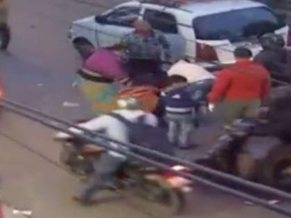 Bikers assault woman drag her for 150 metres Delhi's Shalimar Bagh area WATCH video | मोबाइल स्नैचिंग कर महिला को 150 मीटर तक घसीटा, दिल्ली के शालीमार बाग इलाके में बाइक सवारों ने किया वारदात, देखें वीडियो
