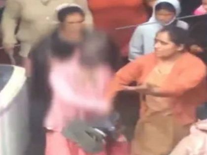 Woman grieved on Republic Day in Delhi, neighbors put soot on her face and paraded her in public | दिल्ली में गणतंत्र दिवस के दिन महिला के साथ हुई दरिंदगी, पड़ोसियों ने चेहरे पर कालिख पोतकर सरेआम कराई परेड