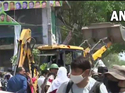 delhi jahangirpuri ndmc bulldozer drive supreme court mayor | दिल्ली: सुप्रीम कोर्ट के आदेश के बाद भी जहांगीरपुरी में जारी बुलडोजर अभियान, मेयर बोले- अभी नहीं मिला आदेश