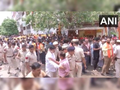 Delhi Ruckus over demolition of part of temple in Mandawali protesters clash with administration for breaking illegal railing | दिल्ली: मंडावली में मंदिर का हिस्सा गिराने पर बवाल, अवैध रेलिंग तोड़ने को लेकर प्रशासन से भिड़े प्रदर्शनकारी