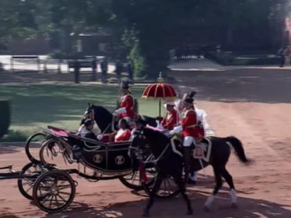 76th Republic Day live President Droupadi Murmu accompanied President of Indonesia on path of duty watch video | 76th Republic Day: कर्त्तव्य पथ पर इंडोनेशिया के राष्ट्रपति को लेकर पहुंची राष्ट्रपति मुर्मू, देखें वीडियो