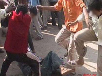 Bihar: Lover caught by villagers beaten | आपत्तिजनक हालत में प्रेमी युगल को ग्रामीणों ने पकड़ा, सिर मुंडाकर गांव में घुमाया Bihar: Lover caught by villagers beaten | आपत्तिजनक हालत में प्रेमी युगल को ग्रामीणों ने पकड़ा, सिर मुंडाकर गांव में घुमाया