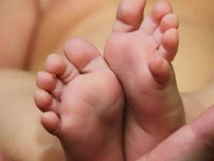 woman delivers baby in drain | महिला ने नाली में दिया बच्ची को जन्म, क्योंकि अस्पताल के पास कागज नहीं थे