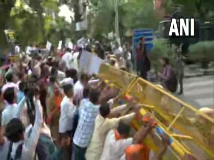 BJP workers & leaders protesting outside Aam Aadmi Party's office detained by Delhi Police | बग्गा केस: 'आप' दफ्तर के बाहर बीजेपी कार्यकर्ताओं का भारी प्रदर्शन, दिल्ली पुलिस ने आदेश गुप्ता को हिरासत में लिया