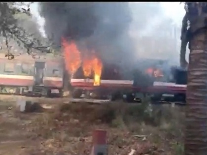 MP Ratlam Dr Ambedkar Nagar Fire broke out in two bogies of DEMU train no casualties | मध्य प्रदेशः 'रतलाम-डॉ. अंबेडकर नगर डेमू' ट्रेन की दो बोगियों में लगी आग, समय रहते यात्री निकले बाहर, पाया गया काबू