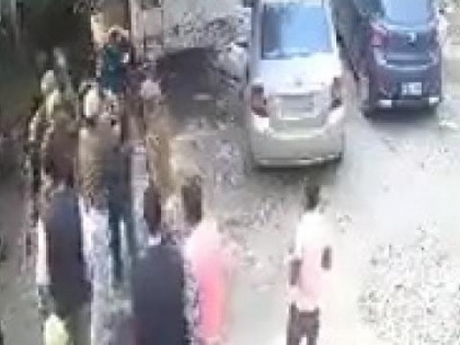 District Magistrate of Deoria seen slapping a person, clarified after video went viral | एक शख्स को थप्पड़ मारते दिखे देवरिया के जिलाधिकारी, वीडियो वायरल होने के बाद दी सफाई