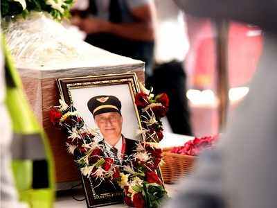 Maharashtra government cremated pilot Deepak Sathe with state honors | महाराष्ट्र सरकार ने राजकीय सम्मान के साथ पायलट दीपक साठे का अंतिम संस्कार किया