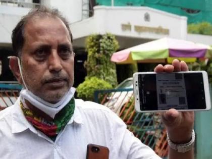 Maharashtra Thane resident asked to collect his own death certificate | मैं जिंदा हूं! प्रशासन ने जीवित व्यक्ति को बना दिया मृत, उसे ही फोन कर मृत्यु प्रमाण पत्र ले जाने के लिए कहा