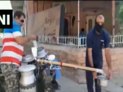 milk vendor in Jodhpur is using a funnel and pipe tied to a stick to supply milk to the customers while maintaining social distance | सोशल डिस्टेंसिंग के लिए दूधवाले ने बनाया देसी जुगाड़, वायरल हुआ वीडियो